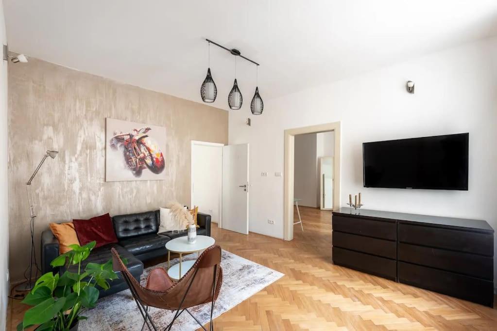 2 Bedrooms Apt Near Wenceslas Sq Прага Екстер'єр фото
